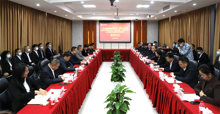 集團(tuán)公司與萬源市人民政府正式簽訂《萬源舊院黑雞產(chǎn)業(yè)“綠色發(fā)展、種業(yè)振興”三年提升行動(dòng)項(xiàng)目投資協(xié)議》